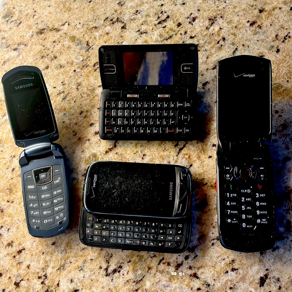 Samsung Black and Silver Flip Phones